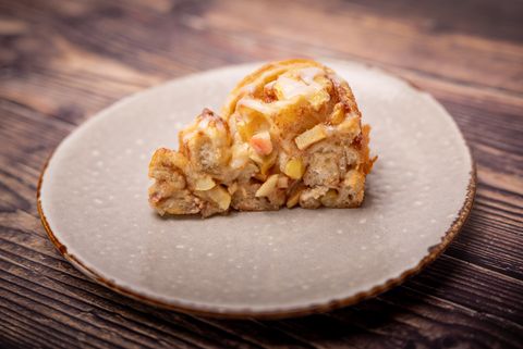 gebackener Apfel-Zimtschneckenkuchen