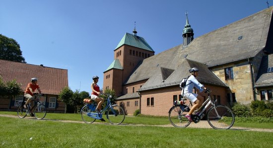 Radfahrer auf dem Stiftsgelände in Wietmarschen, © Grafschaft Bentheim Tourismus e.V./ Schubert