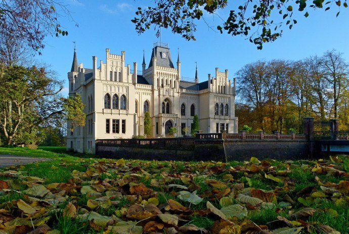 Die Evenburg im Herbst, © Ostfriesland Tourismus GmbH