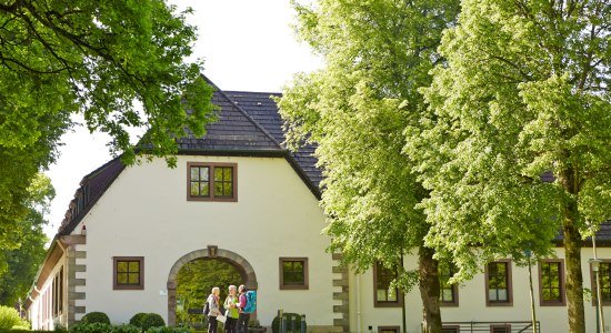 Wanderer planen Route vor dem Touristikzentrum, © SVR/ Marcus Gloger