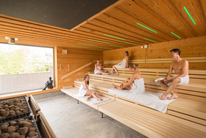 Fünf Gäste in der Sauna beim Unterhalten, © Lüneburger Heide GmbH / Dominik Ketz