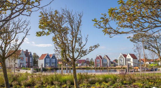 Blick auf den Kurpark-See und die Fischerhäuschen in Neuharlingersiel, © Kurverein Neuharlingersiel e.V. / Martin Stöver