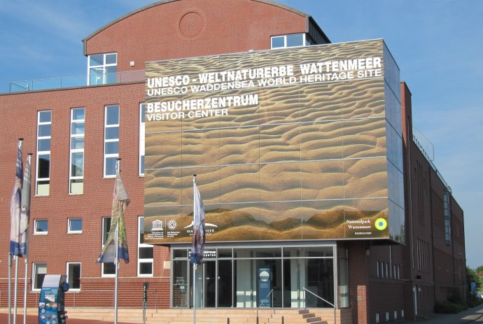 Wattenmeer Besucherzentrum mit Walskulpturen aus Altmetall auf dem Vorplatz, © Panoramawand	Wattenmeer Besucherzentrum Wilhelmshaven/ Rene Spielmann
