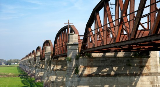 Die lange Dömitzer Eisenbahnbrücke beeindruckt mit ihrer Mischung aus Stein- und Stahlbausteinen., © MRH