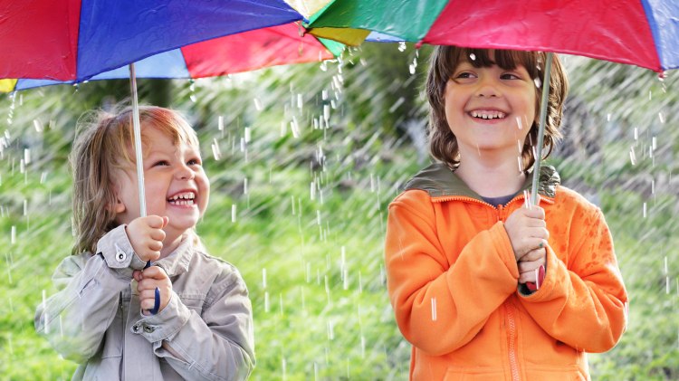 Kinder mit Regenschirmen, © Fotolia / Chepko Danil