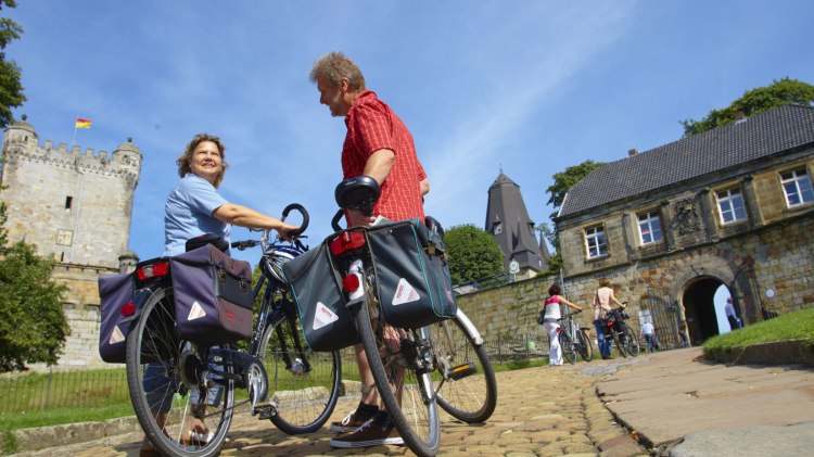 Radfahrer vor Burg Bentheim, © Grafschaft Bentheim Tourismus / Rudi Schubert