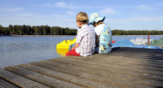 Kinder am Steg am Tankumsee, © Südheide Gifhorn GmbH / Frank Bierstedt