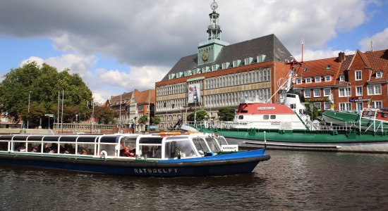 Delft mit Rathaus und Schiffen, © Emden Marketing und Tourismus GmbH/ Karl-Heinz Krämer