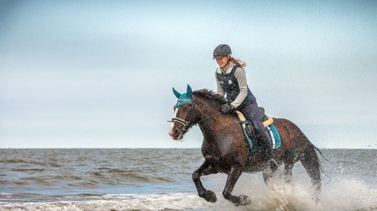 Katharina auf Elly am Nordseestrand, © Constantin Ticu / Reitstall Borkum