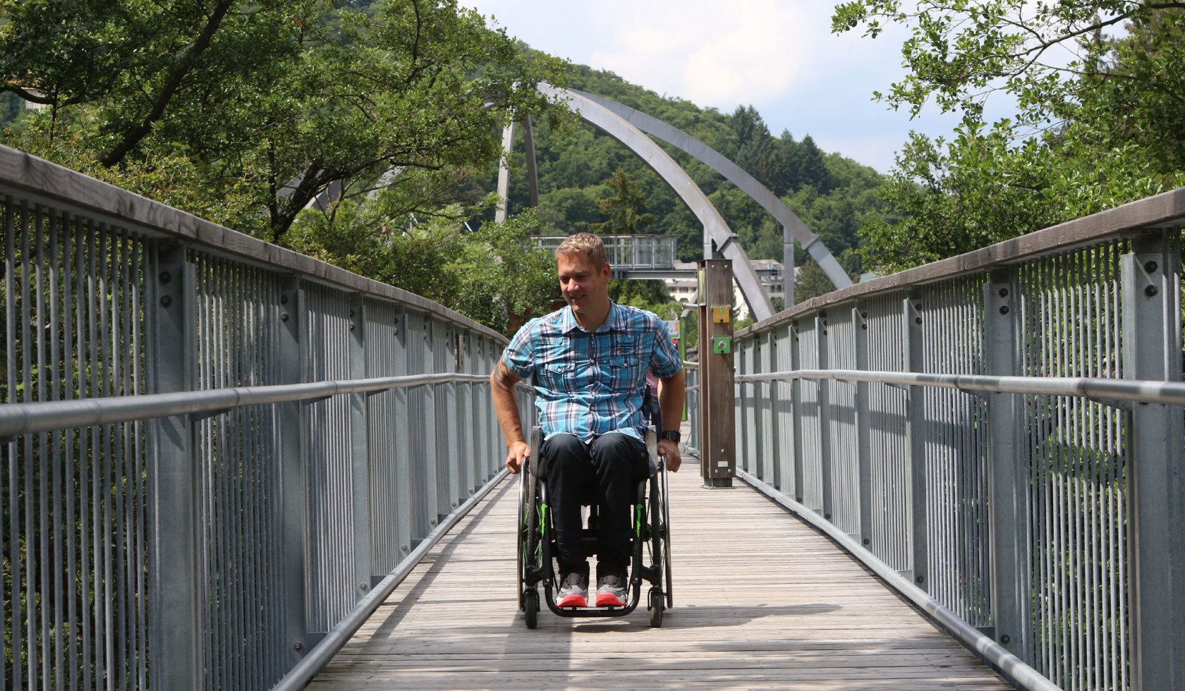 Rollstuhlfahrer auf dem Baumwipfelpfad Bad Harzburg, © Baumwipfelpfad Harz/ Matthias Bein