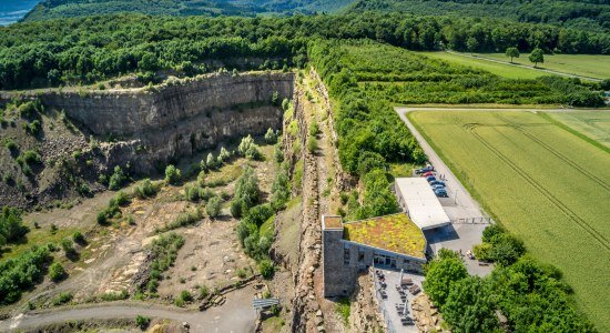 Luftaufnahme der Höhle und des angrenzenden Steinbruchs, © Touristikzentrum Westliches Weserbergland