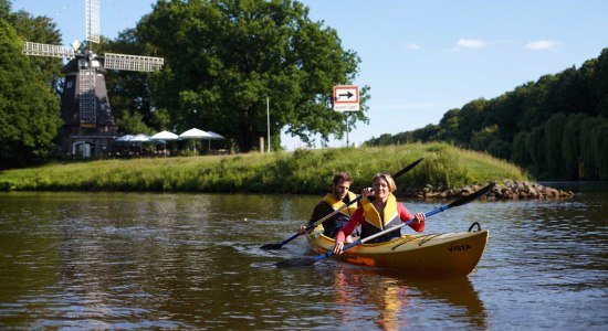 Kanutour auf der Ems – Ausflügler unterwegs bei der Höltingmühle in Meppen, © Emsland Tourismus GmbH