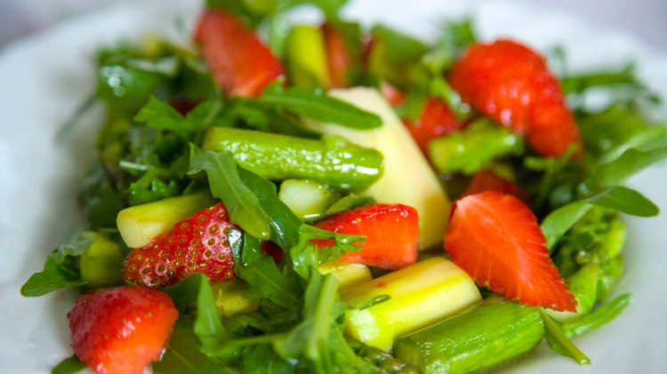 zubereiteter Salat mit Spargel, Rucola und Erdbeeren, © Adobe Stock |#140060588