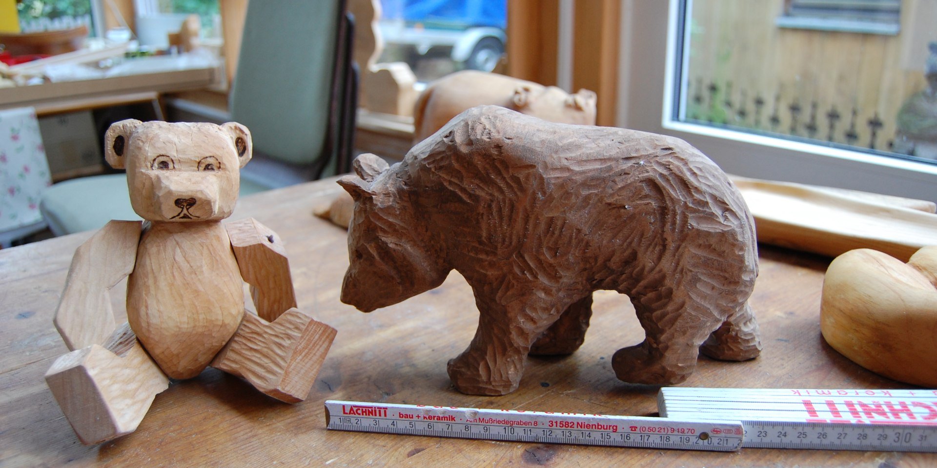 Schnitzfiguren. Ein Teddybär und ein Braunbär aus Holz., © dkholz