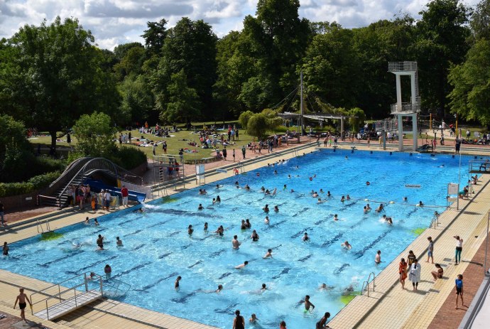 Schwimmbecken mit vielen Menschen, © Stadtbad Braunschweig