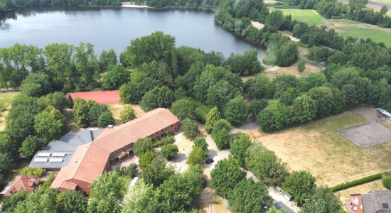 Außengelände der Jugendherberge Lingen mit Wald, Wiesen und einem See, © DJH Jugendherbergen im Nordwesten