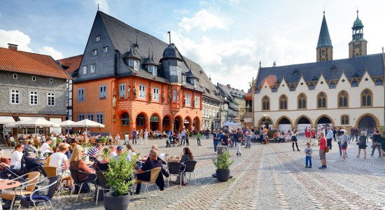 Menschen auf dem historischen Marktplatz von Goslar, © TMN/Francesco Carovillano