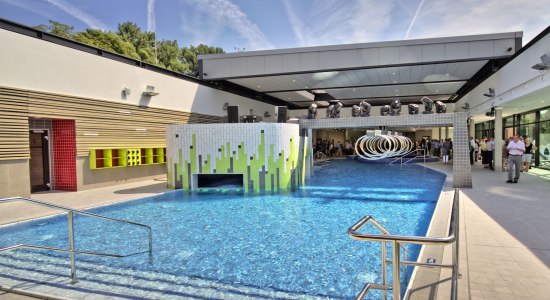 Schwimmbecken im Stadtbad Okeraue mit Cabriodach., © Stadtbad Okeraue Stadtwerke Wolfenbüttel