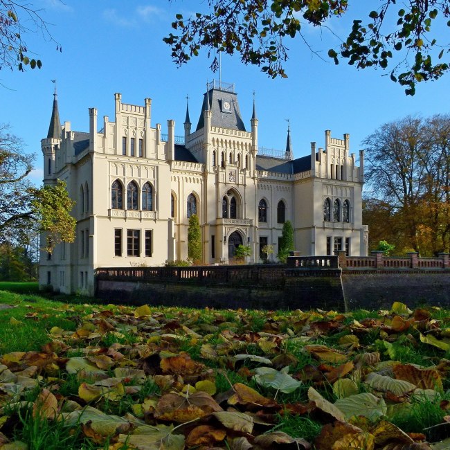 Die Evenburg im Herbst, © Ostfriesland Tourismus GmbH