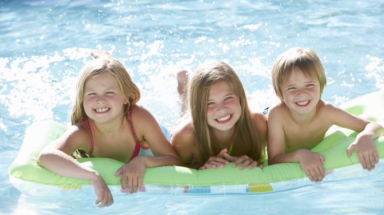 Drei Kinder im Schwimmbecken, © Monkey Business/Fotolia.com