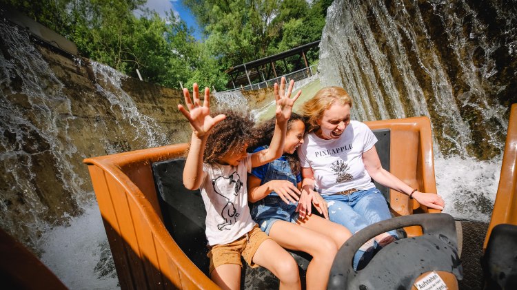 Familie beim Rafting, © Rasti-Land