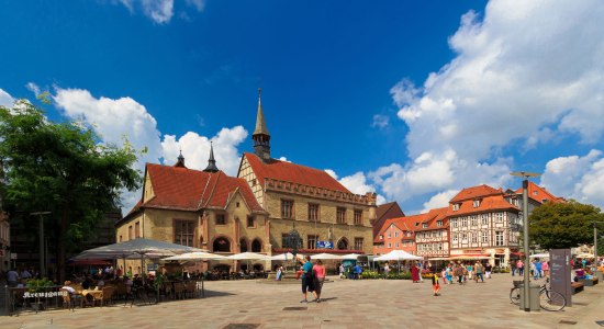 Blick vom Markt auf das Alte Rathaus Göttingens im Sommer, © Göttingen Tourismus e.V.	/ Lars Gerhardts