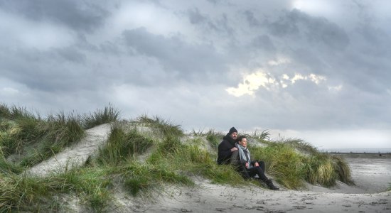 Pärchen genießt die Weite am niedersächsischen Nordseestrand, © Henning Scheffen