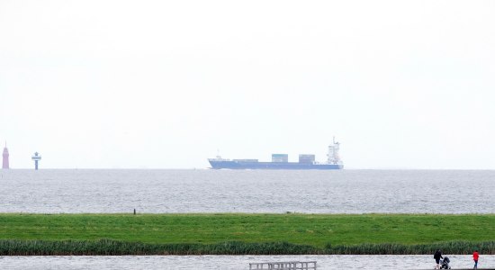 Sommerdeich - Aussichtsplattform, Containerschiff im Hintergrund, © Tourismus-Service Butjadingen GmbH & Co. KG/Thomas Hellmann