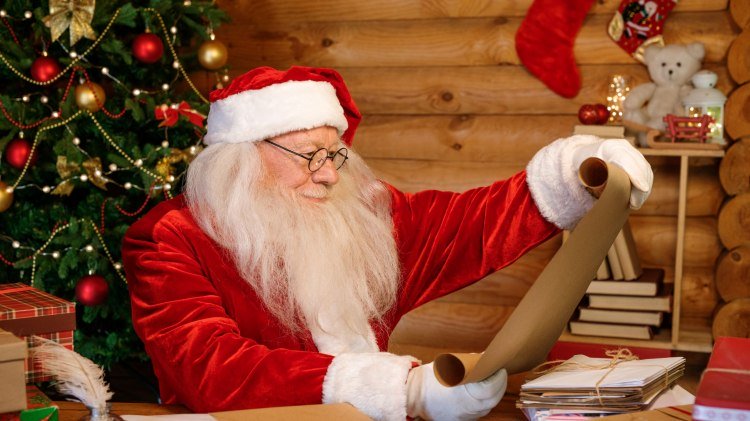 Weihnachtsmann liest Wunschzettel, © pressmaster - stock.adobe.com