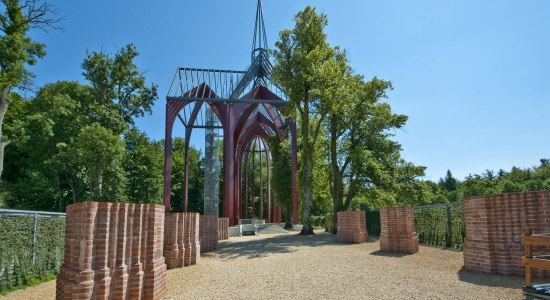 Anblick der modernen Klosterstätte Ihlow aus Stahl und Holz, © Gemeinde Ihlow / Claus Schüssler