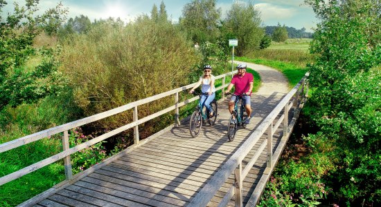 Paar radelt über Brücke im Emsland, © Hasetal Touristik GmbH / Hinrichs