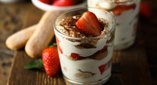 Erdbeer Tiramisu im Glas, © Adobe Stock |#479523436