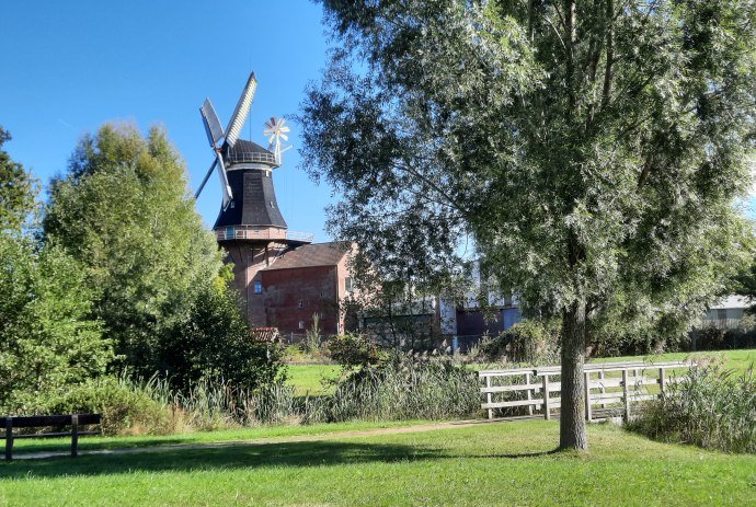 Bunder Park mit Bunder Mühle, © Gemeinde Bunde / Sandra Brandt