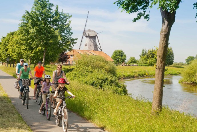 Radler an der Bothmer Mühle, © Tourismusregion Aller-Leine-Tal / A. W. Kögel