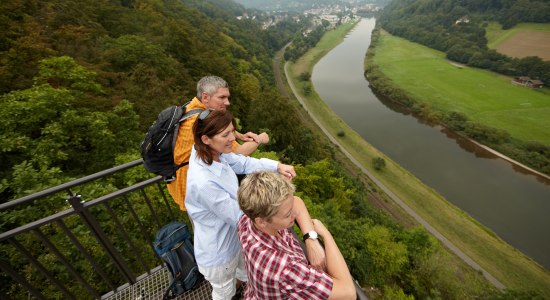 Blick vom Weserskywalk auf die Weser zwischen Beverungen und Bad Karlshafen, © Weserbergland Tourismus e.V. / Markus Gloger