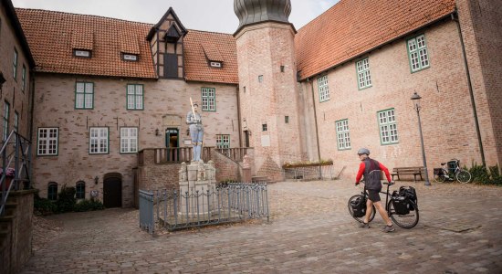 Radfahrer an der Burg Bad Bederkesa, © Cuxland-Tourismus / Nele Martensen