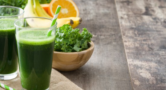 Grünkohl Smoothie, © Fotolia / chandlervid85