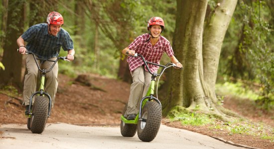 Pärchen fährt auf Monsterrollern, © Harzer Tourismusverband/ Marcus Gloger