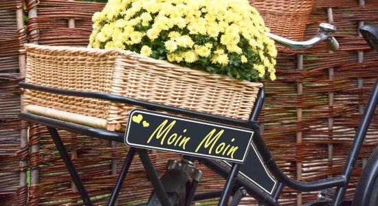 Fahrrad mit einem Schild, auf dem die typische Begrüßung Moin steht, © Fotolia / Marco2811