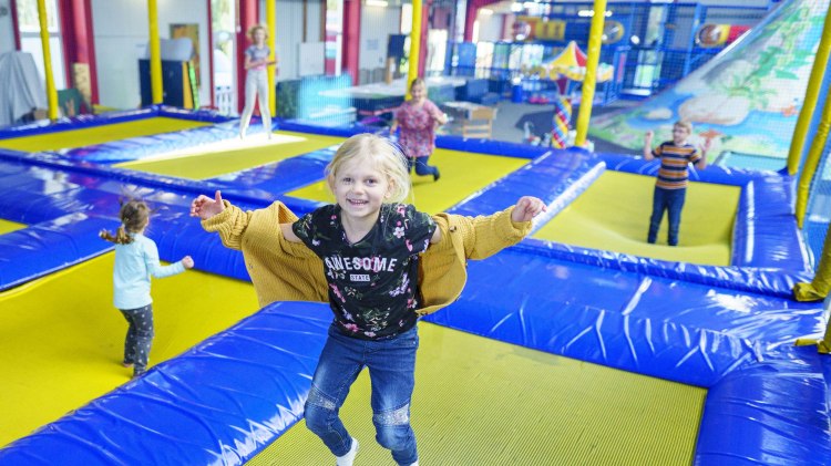 Mädchen springt in der Trampolinanlage, © Otterndorf Marketing GmbH