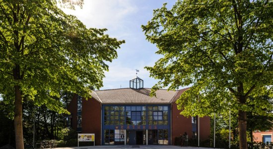 Im Rathaus Hermannsburg, unten links, befindet sich die Tourist Information der Gemeinde Südheide, © Lüneburger Heide GmbH