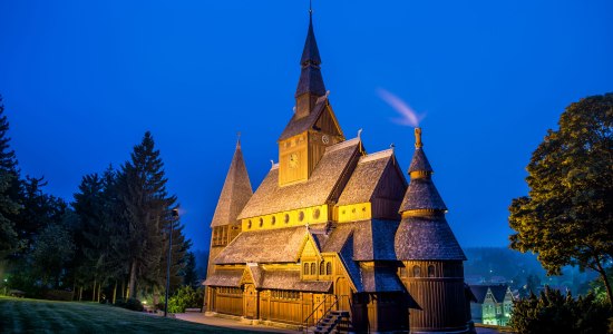 Stabkirche beleuchtet bei Nacht, © HAHNENKLEE tourismus marketing gmbh