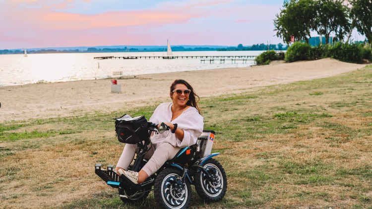 Bloggerin Kim vom Blog Wheelie Wanderlust am Dümmer See