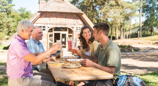 Wanderer genießen ihre Pause mit kulinarischen Köstlichkeiten., © Lüneburger Heide GmbH / Dominik Ketz