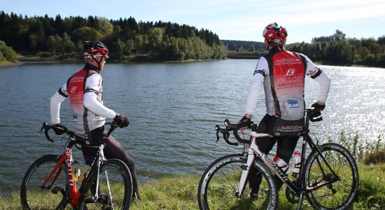 Zwei Rennradfahrer vor einem See im Harz, © TMN / Lars Kaletta