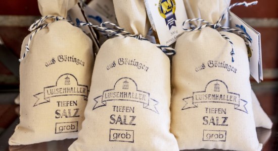 Drei Säckchen Salz aus der Saline Luisenhall in Göttingen.