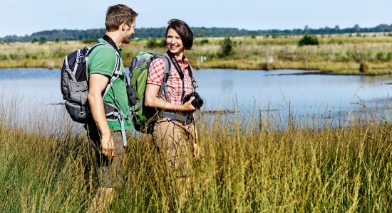 Paar beim Wandern im Emsland, © Naturpark Hümmling