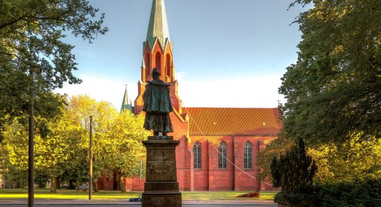 Kaiserliche Statue vor Kirche in Wilhelmshaven, © Wilhelmshaven Touristik &amp; Freizeit GmbH / Rainer Ganske