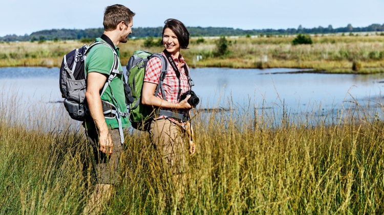 Paar beim Wandern im Emsland, © Naturpark Hümmling