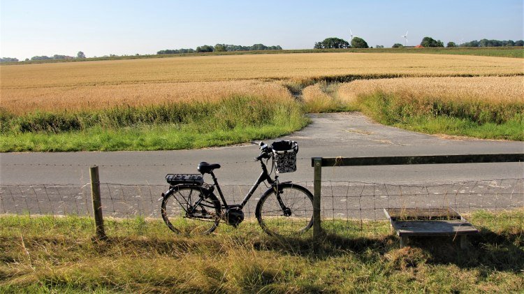 Fahrrad an Feldweg in Ostfriesland, © Tourismus GmbH Gemeinde Dornum / Marlene Heyken